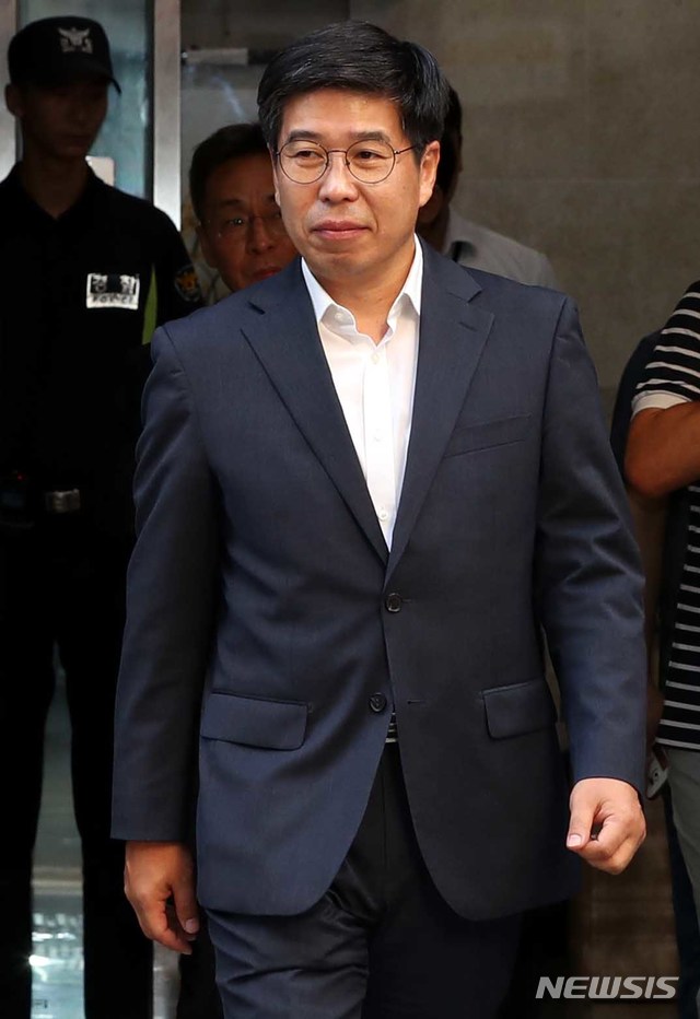 ▲ 검찰이 유재수(56) 전 부산시 경제부시장에 대한 청와대 감찰 무마 의혹과 관련해 백원우 전 청와대 민정비서관을 다시 소환했다. 백 전 비서관이 감찰 무마 의혹과 관련해 검찰 조사를 받은 건 지난해 12월에 이어 이번이 두 번째다. ⓒ뉴시스