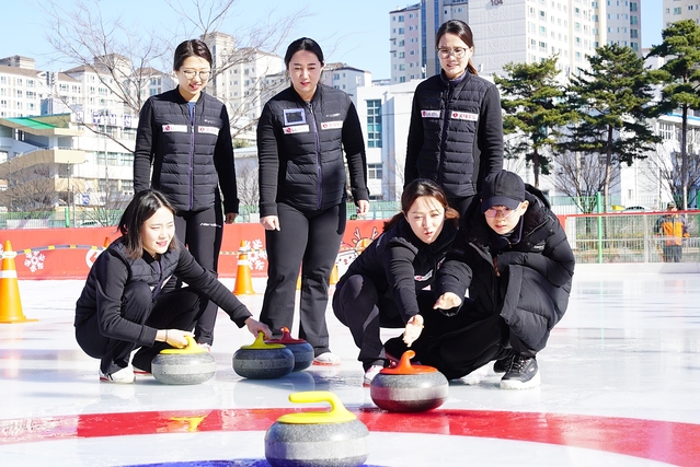 ▲ 컬링팀 ‘팀 킴’이 컬링 체험을 도와주고 있다.ⓒ대구시
