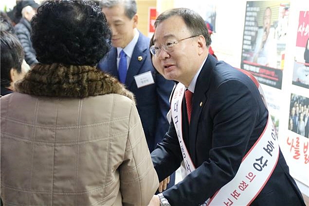 ▲ 강효상 의원이 의정보고회를 찾은 지지자들에게 인사를 하고 있다.ⓒ강 의원측