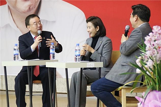 ▲ 강효상 의원이 나경원 전 원내대표와 정치평론가 고성국 박사와 함께 대담을 진행하고 있다.ⓒ강 의원측