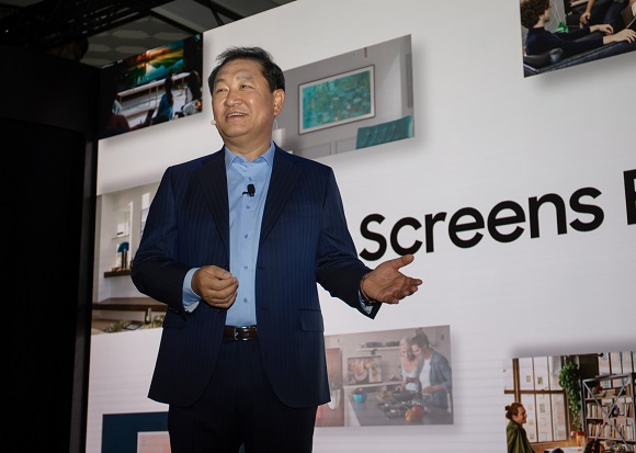 ▲ 삼성전자 영상디스플레이 사업부장 한종희 사장이 삼성의 '스크린 에브리웨어(Screens Everywhere)' 비전을 발표하고 있다.ⓒ삼성전자