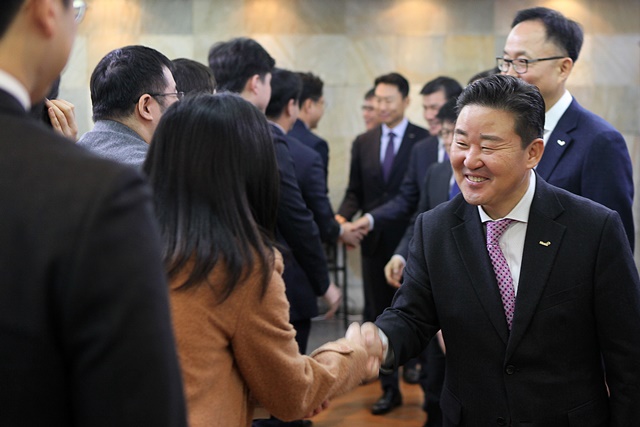 ▲ 신유동 대표(우)가 시무식에 참석한 임직원들과 인사를 나누고 있다. ⓒ휴비스