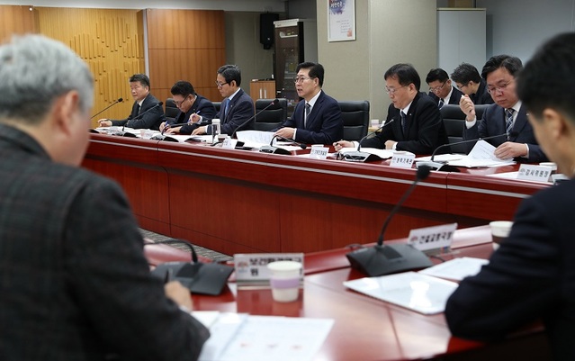 ▲ 양승조 충남도지사가 6일 도청에서 실국원장회의를 주재하고 있다.ⓒ충남도