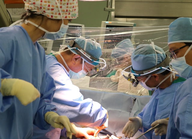 ▲ 서울아산병원 흉부외과 의료진들이 폐암수술을 집도하고 있다. ⓒ서울아산병원