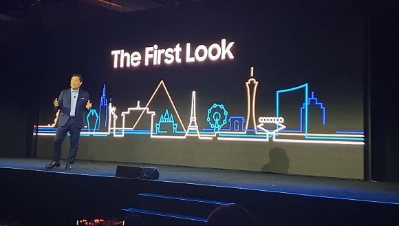 ▲ 한종희 삼성전자 영상디스플레이 사업부장(사장)이 6일(현지 시간) 미국 라스베이거스에 위치한 시저스 팰리스 호텔에서 '삼성 퍼스트 룩 2020(Samsung First Look 2020)' 행사에서 제품 설명에 나서고 있다.ⓒ뉴데일리DB