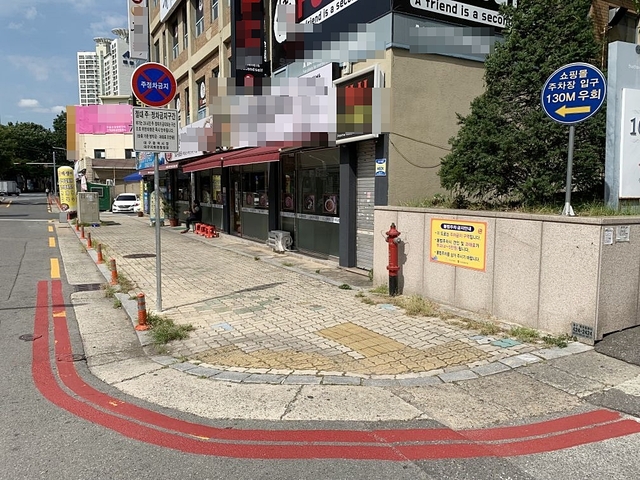 ▲ 대구시가 소방 관련시설 주변 5미터 이내 설치되는 ‘적색’ 노면표시에 불법 주·정차된 차량에는 도로교통법에 따라 최대 9만원 과태료를 부과하는 등 소방활동 공간 확보에 나선다. 시민 누구나 스마트폰으로 신고도 가능하다.ⓒ대구시