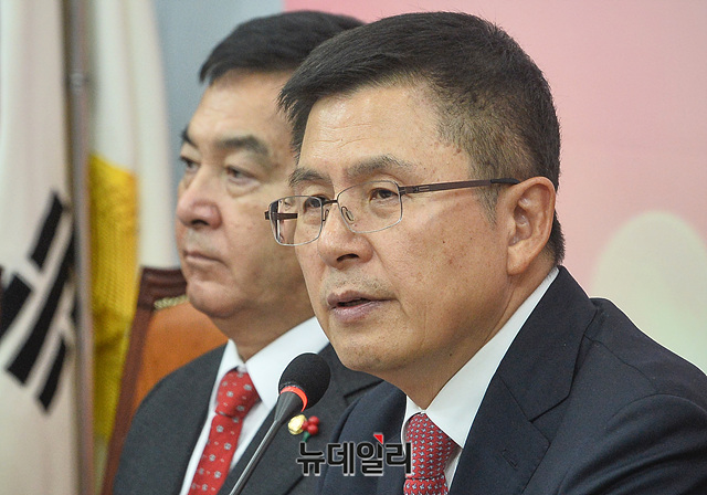 ▲ 황교안 자유한국당 대표가 6일 최고위원회의에 참석해 야권 통합을 위한 통합추진위원회를 구성하겠다고 밝히고 있다. ⓒ박성원 기자