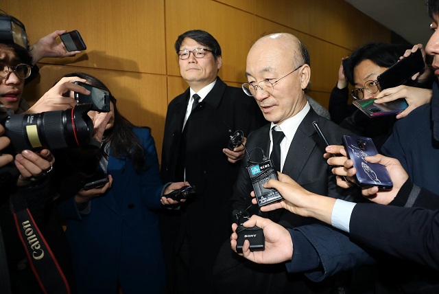▲ 김조원 청와대 민정수석이 3일 오전 서울 서초구 가톨릭대학교 서울성모병원 장례식장에 마련된 전 청와대 민정비서관실 특별감찰반 수사관의 빈소를 방문해 조문을 마친 뒤 나오고 있다. ⓒ뉴시스