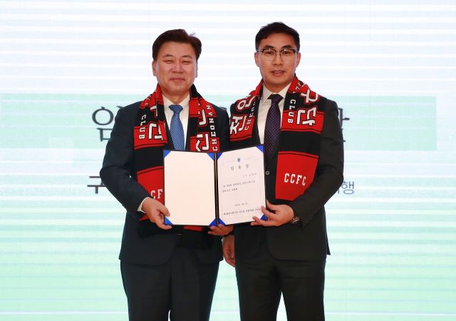 ▲ ‘천안시축구단 2020년 출범식’이 6일 오후 천안시청 3층 대회의실에서  열린 가운데 구만섭 이사장 권한대행(좌)과 김태영 신임감독(우) 등이 포즈를 취하고 있다.ⓒ천안시