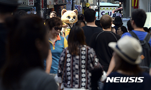 ▲ 문재인 정부의 최저임금 인상 정책으로 저소득 노동자들의 월급이 줄어들었다는 분석이 나왔다. 사진은 인파 속에서 인형탈을 쓰고 있는 노동자의 모습. ⓒ뉴시스