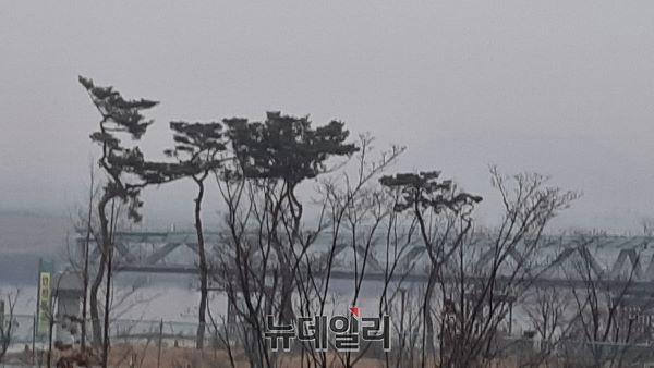 ▲ 6일 오후 흐리고 약간의 비가 내리는 가운데 세종시청 뒤편 금강 주변이 미세먼지로 뿌옇게 뒤덮혀 있다.ⓒ김동식 기자