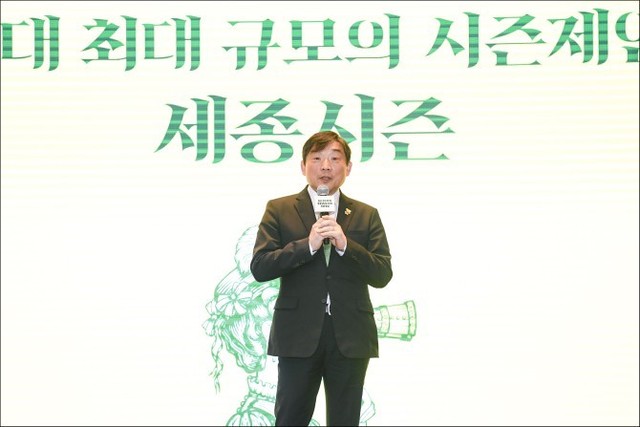 ▲ 김성규 세종문화회관 사장이 6일 오후 서울 종로구 세종문화회관 대극장 로비에서 열린 '2020 세종시즌 기자간담회'에서 주요 공연을 소개하고 있다.ⓒ세종문화회관