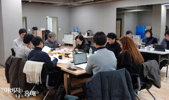 ▲ 연극 '아버지와 나와 홍매와' 상견례 현장.ⓒ신시컴퍼니