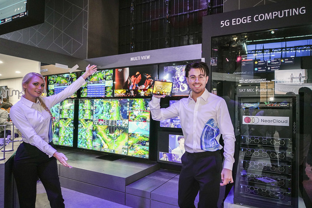 ▲ SK텔레콤 홍보모델들이 6일(현지기준) 미국 라스베이거스 컨벤션센터 내 SK 부스에서 5G 멀티뷰 서비스를 선보이고 있다. ⓒSKT