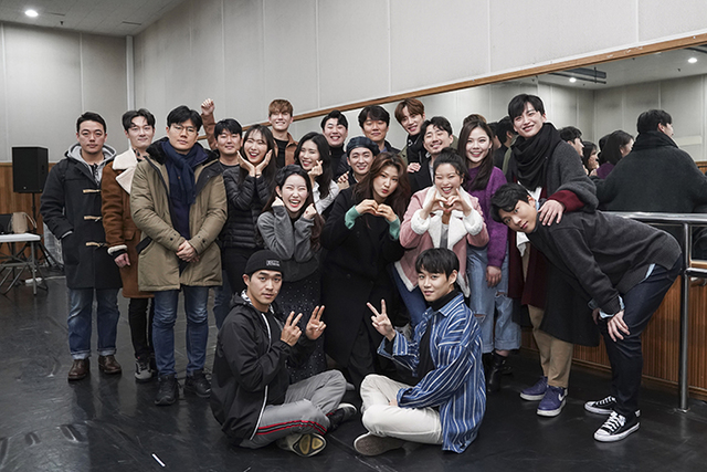 ▲ 뮤지컬 '스웨그에이지: 외쳐, 조선!' 첫 연습 단체사진.ⓒPL엔터테인먼트