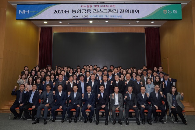 ▲ 6일 서울 중구 농협금융 본사에서 열린 2020년 농협금융 리스크관리 결의대회에서 송수일 농협금융 리스크관리부문장(사진 앞줄 왼쪽 6번째) 등 리스크관리부문 임직원들이 결의대회 후 기념사진을 촬영하고 있다.ⓒ농협금융