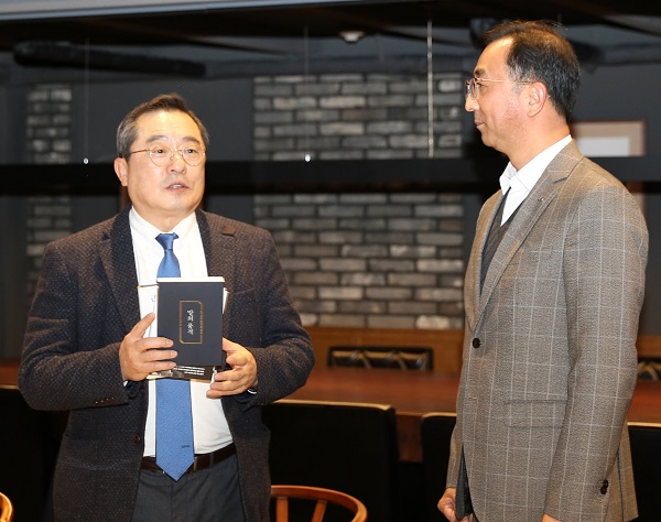 ▲ 구자열 LS 회장(왼쪽)이 지난 6일 서울 LS용산타워에서 열린 ‘신임 임원과의 만남’에서 박현호 LS전선 이사에 책을 선물하고 있다. ⓒLS