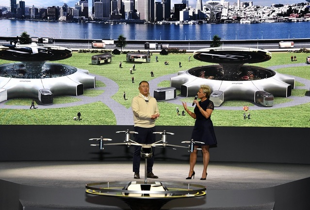 ▲ 정의선 현대차그룹 수석부회장(좌측)이 6일(현지시간) 미국 라스베이거스 만달레이 베이 컨벤션 센터에서 열린 현대차 미디어 컨퍼런스에서 현대차 미래전략에 대해 발표하고 있다.ⓒ현대자동차그룹