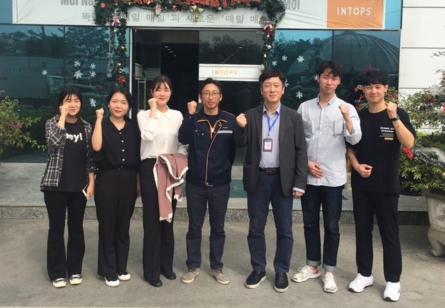 ▲ 국립한국교통대학교가 지난해 베트남 북부 박닌성 옌퐁공단에 있는 ㈜인탑스와 흥옌성 포노이공단에 있는 현대 알루미늄 비나에서 현장실습을 가졌다.ⓒ한국교통대