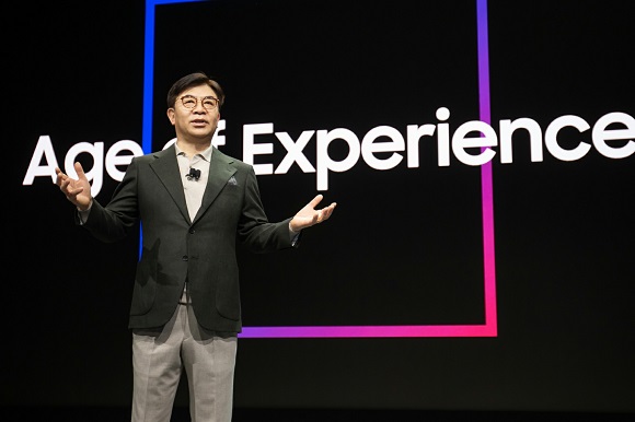 ▲ 삼성전자 김현석 대표가 CES 2020 기조연설을 통해 '경험의 시대(Age of Experience)' 를 주도할 삼성전자의 최신 기술과 제품을 설명하고 있다.ⓒ삼성전자