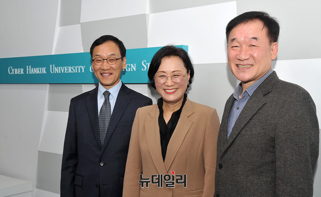 ▲ 왼쪽부터 사이버한국외대 최창수 지방 행정·의회학과장, 김수진 스페인어학부장, 임영호 베트남·인도네시아학부장. ⓒ이기륭 기자