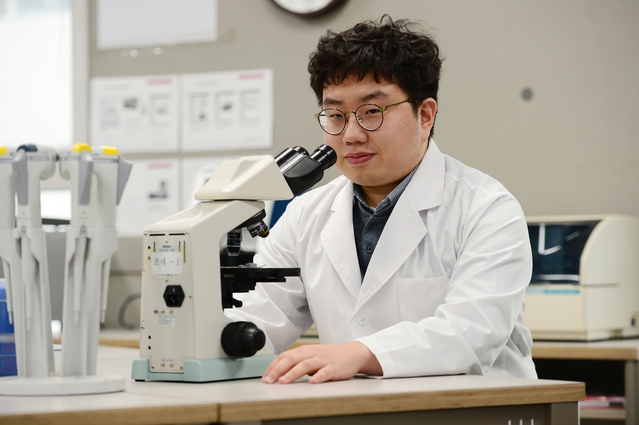 ▲ 제47회 임상병리사 국가고시 전국 수석을 차지한 대구보건대학교 김신욱 씨가 학과 실습실에서 기념촬영을 했다.ⓒDGIST