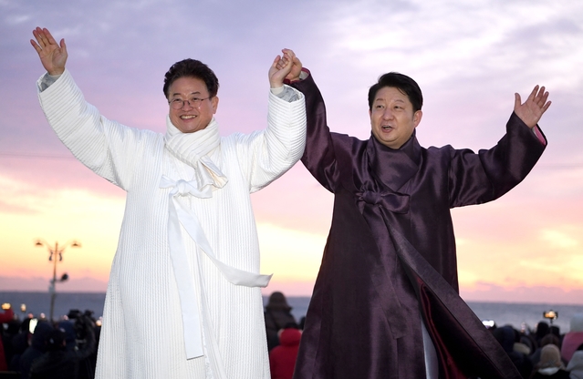 ▲ 지난 1일 새해 일출 명소인 호미곶해맞이광장에서 열린 ‘제22회 호미곶한민족해맞이축전’에 참석한 이철우 지사(왼쪽)와 권영진 시장.ⓒ경북도