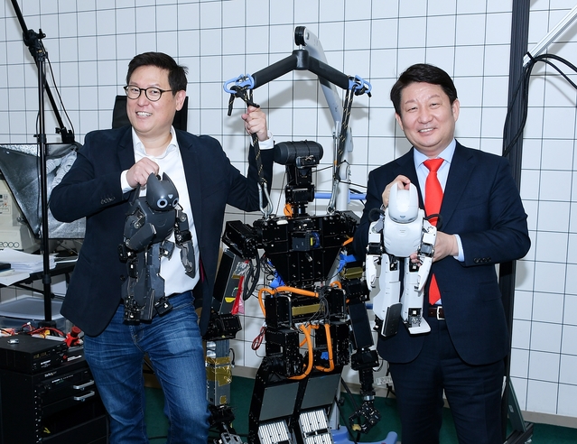 ▲ 현지시간 6일 오후 권영진 대구시장 일행이 로멜라연구소를 방문했다. 사진은 데니스 홍 연구소장(왼쪽)과 권영진시장(오른쪽)이 교육용 휴머노이드 로봇인 다윈을 안고 있는 모습.ⓒ대구시