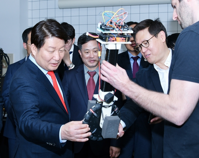 ▲ 권영진 대구시장이 데니스 홍 박사의 설명을 듣고 있다.ⓒ대구시