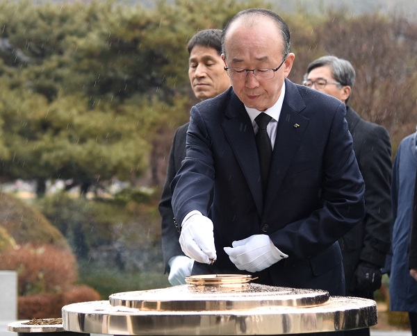 ▲ 김지찬 LIG넥스원 대표가 7일 서울 동작 국립현충원을 찾아 분향하고 있다.