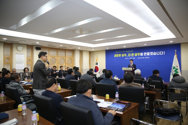 ▲ 이 군수는 성주농업의 지속적인 발전을 위한 일대전환기를 마련할 것이라며 ▷참외로고 및 BI개발 ▷성주참외런칭행사 등을 통해 미래시장에 철저하게 대비해 나갈 것이라고 역설했다.ⓒ성주군
