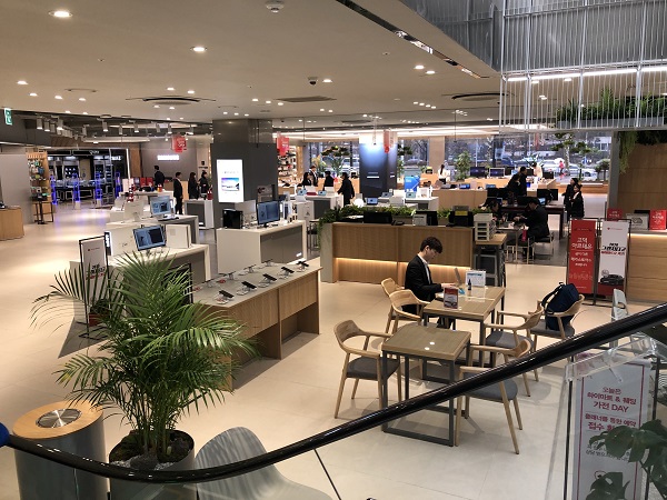 ▲ 7일 찾은 서울시 송파구 ‘롯데하이마트 메가스토어 잠실점’. 기존 롯데하이마트 잠실점을 7431㎡(2248평) 규모의 국내 최대 매장으로 탈바꿈시켰다. 휴식·체험 공간을 크게 늘린 ‘라이프스타일’ 매장을 강조, 온라인몰과의 차별화에 나선다는 계획이다. ⓒ뉴데일리경제 한지명 기자.