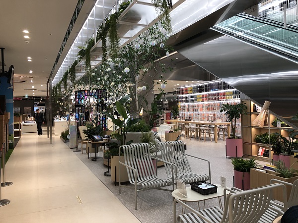 ▲ 7일 찾은 서울시 송파구 ‘롯데하이마트 메가스토어 잠실점’. 기존 롯데하이마트 잠실점을 7431㎡(2248평) 규모의 국내 최대 매장으로 탈바꿈시켰다. 휴식·체험 공간을 크게 늘린 ‘라이프스타일’ 매장을 강조, 온라인몰과의 차별화에 나선다는 계획이다. ⓒ뉴데일리경제 한지명 기자.