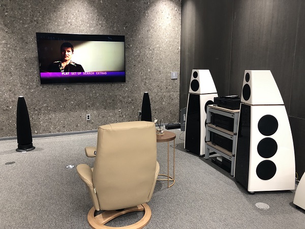 ▲ 7일 찾은 서울시 송파구 ‘롯데하이마트 메가스토어 잠실점’. 기존 롯데하이마트 잠실점을 7431㎡(2248평) 규모의 국내 최대 매장으로 탈바꿈시켰다. 휴식·체험 공간을 크게 늘린 ‘라이프스타일’ 매장을 강조, 온라인몰과의 차별화에 나선다는 계획이다. ⓒ뉴데일리경제 한지명 기자.