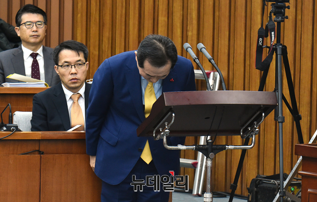 ▲ 정세균 국무총리 후보자가 7일 오전 국회에서 열린 인사청문회에 출석해 의원들에게 인사를 하고 있다.
ⓒ이종현 기자