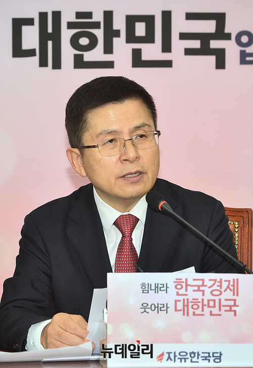 ▲ 황교안 자유한국당 대표가 유승민 새로운보수당 의원이 제시한 통합의 3대 원칙을 7일 발표할 것이라는 전망이 빗나갔다. 황 대표는 정제된 언어를 통해 통합 메세지를 전할 것으로 알려졌다. ⓒ박성원 기자