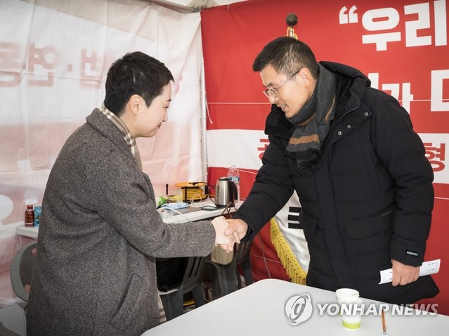 ▲ 지난해 12월 3일 황교안 자유한국당 대표가 서울 종로구 청와대 앞 분수대 광장에 설치된 천막 농성장을 방문한 무소속 이언주 의원과 인사를 나누고 있다. 이언주 의원은 7일 황 대표가 제안한 통합추진위원회 참여를 공식화하며 보수통합의 전면에 나섰다.ⓒ연합뉴스