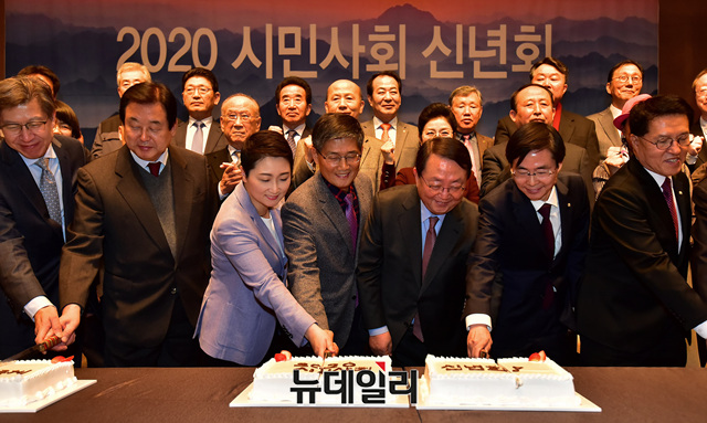 ▲ 이갑산 범시민사회단체연합 상임대표, 이언주 의원, 조경태 의원, 김무성 의원, 정운천 의원 등 참석자들이 7일 오전 서울 중구 한국프레스센터에서 열린 2020 시민사회 신년회에서 케이크 커팅을 하고 있다. ⓒ정상윤 기자