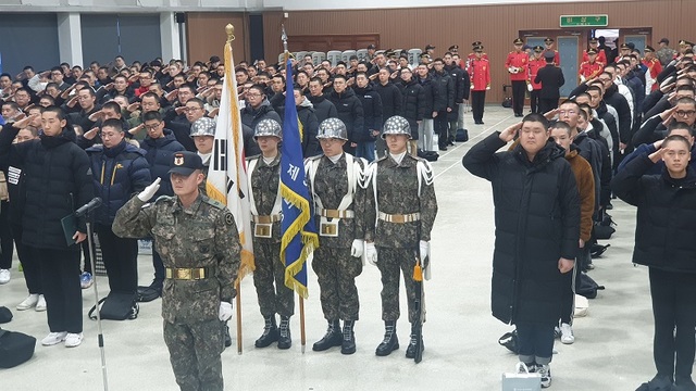 ▲ 2020년 첫 신병 입영행사가 7일 37사단에서 입영장정과 가족 등이 참석한 가운데 입영 장정들이 거수 경례를 하고 있다.ⓒ육군 37사단