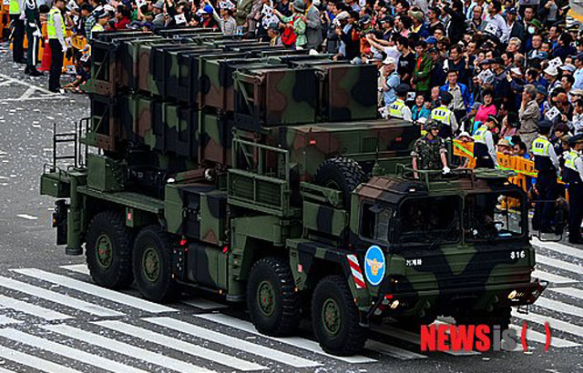 ▲ 2013년 국군의 날 퍼레이드에 등장한 패트리어트 PAC-2 미사일 발사대. ⓒ뉴시스. 무단전재 및 재배포 금지.