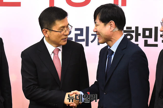▲ 황교안 자유한국당 대표와 하태경 새로운보수당 책임대표가 7일 국회에서 만나 면담을 가졌다. 이 날 만남은 하 대표가 취임인사를 하러 오면서 이뤄졌다. ⓒ이종현 기자