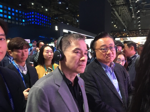 ▲ 하현회 LG유플 부회장과 고동진 삼성전자 사장이 7일(현지시간) 미국 라스베이거스 열린 CES 2020에서 삼성전자 부스를 둘러보고 있다. ⓒ신희강 기자(kpen84)