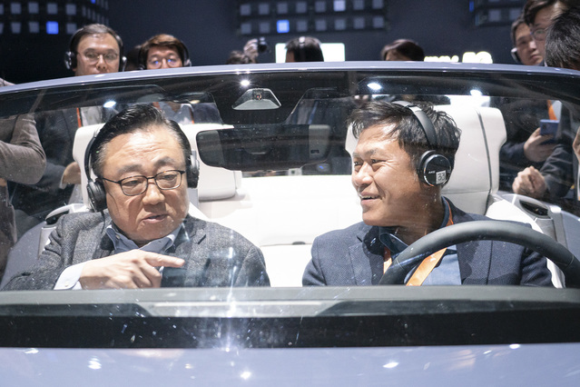 ▲ 박정호 SK텔레콤 사장과 고동진 삼성전자 사장이 CES 2020 삼성전자 부스에서 차량용 콕핏에 탑승해 서비스를 체험하고 있다. ⓒSKT