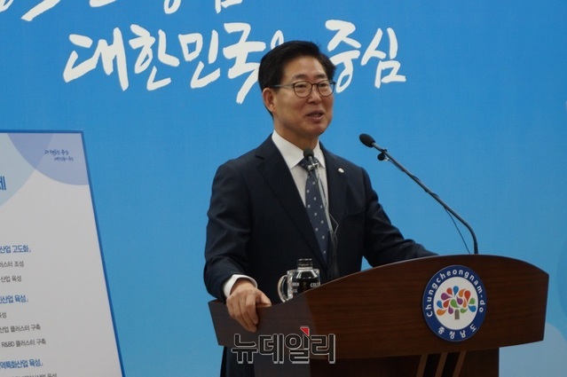 ▲ 양승조 충남도지사가 8일 도청 프레스센터에서 신년기자회견을 통해 미래 10년 충남의 전략산업과제를 발표하고 있다.ⓒ김정원 기자