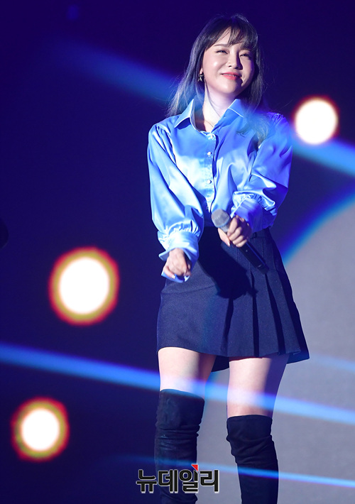 ▲ 지난해 12월 서울 강남구 코엑스 D홀에서 열린 '2019 공인중개사 합격자모임' 행사에서 축하공연을 펼치고 있는 가수 홍진영. ⓒ정상윤 기자