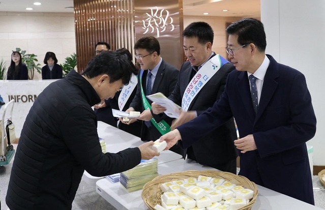 ▲ 양승조 충청남도지사와 조두식 NH농협은행 충남영업본부장이 출근하는 도청직원 및 지역민들에게 우리쌀 애용 떡나눔행사를 하고 있다.  ⓒ농협충남본부
