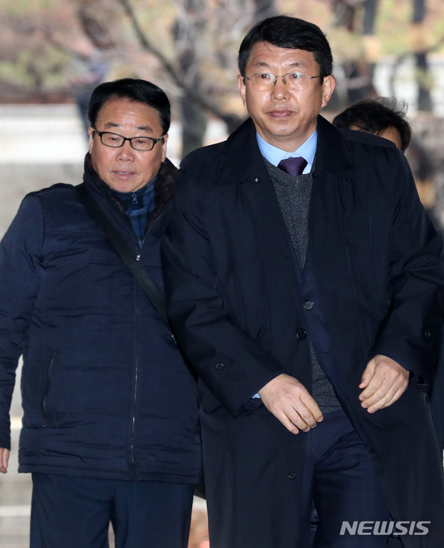 ▲ 세월호 참사 당시 승객 구조에 실패한 김석균 전 해양경찰청장이 8일 자신에 대한 영장실질심사를 받기 위해 서울중앙지법에 들어서고 있다. ⓒ뉴시스