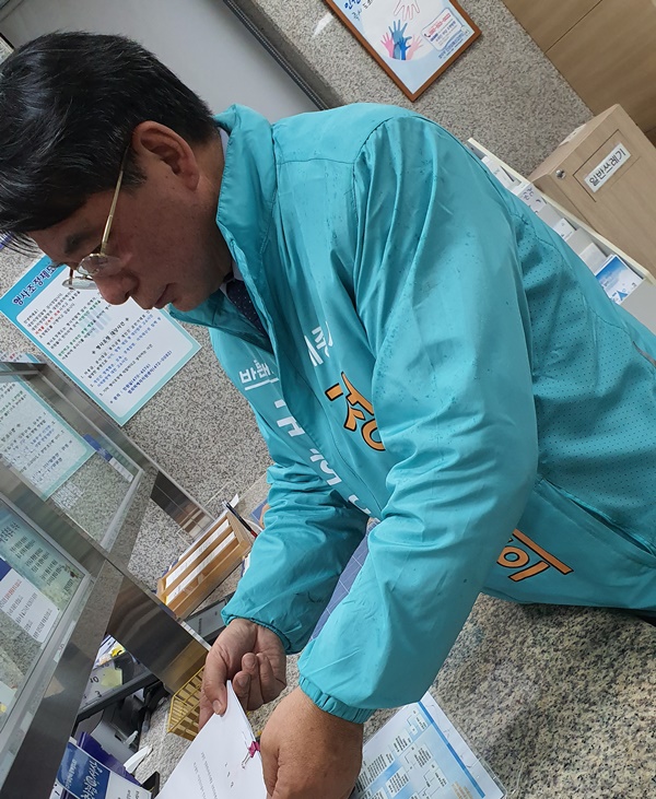 ▲ 바른미래당 정원희 예비후보가 7일 오후 이강진 전 세종시 정무부시장(더불어민주당 예비후보)을 공직선거법 위반 혐의 등으로 대전지검에 고발장을 접수하고 있다.ⓒ정원희 바른미래당 예비후보