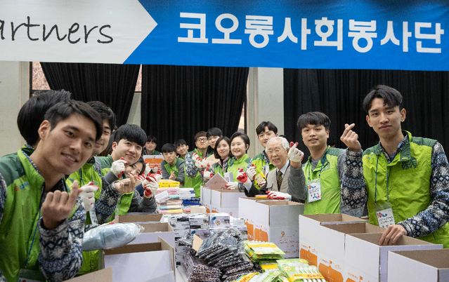 ▲ 코오롱그룹 신입사원들이 서창희 코오롱사회봉사단 총단장(오른쪽 다섯번째), 손봉호 기아대책 이사장(오른쪽 세번째)과 8일 경기 용인 코오롱인재개발센터에서 저소득 가정 아이들을 위한 신학기 용품 키트 '드림팩'을 제작하고 있다. ⓒ 코오롱