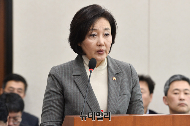 ▲ 박영선 중소기업부 장관이 지난해 12월 25일 당시 현직이던 윤건영 전 청와대 국정기획상황실장과 함께 구로에서 지역 정치인들과 오찬을 가졌다. 윤 전 실장은 서울 구로 을 출마가 확실시 된다. ⓒ박성원 기자